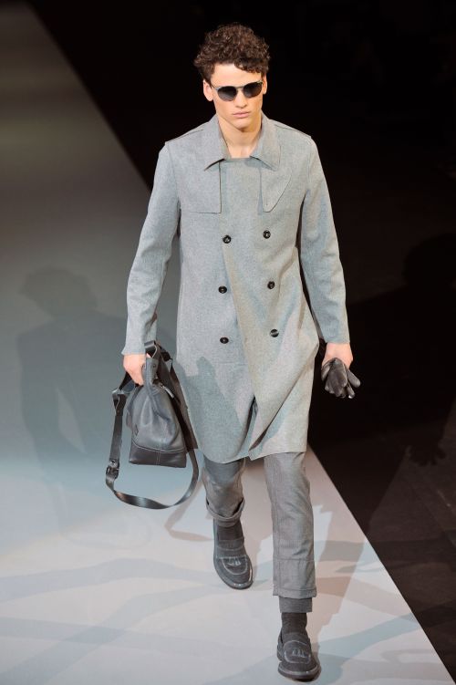 <YONHAP PHOTO-1348> A model displays a creation as part of Emporio Armani Fall-Winter 2011-2012 Menswear collection on January 16, 2011 during the Men's fashion week in Milan. AFP PHOTO / GIUSEPPE CACACE /2011-01-16 20:33:18/ <저작권자 ⓒ 1980-2011 ㈜연합뉴스. 무단 전재 재배포 금지.>
Emporio Armani.  AFP-Yonhap News