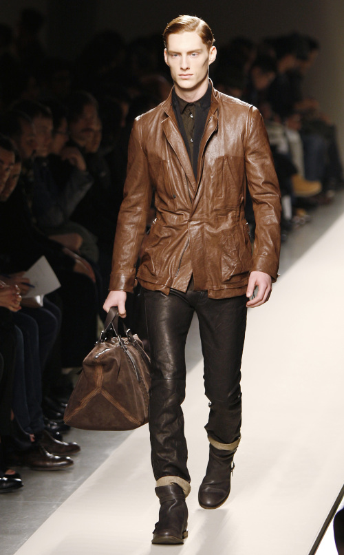 <YONHAP PHOTO-1347> A model wears a creation part of Bottega Veneta men's Fall-Winter 2011/2012 collection, at the Milan Fashion Week, unveiled in Milan, Italy, Sunday, Jan. 16, 2011. (AP Photo/Antonio Calanni)/2011-01-16 20:33:13/ <저작권자 ⓒ 1980-2011 ㈜연합뉴스. 무단 전재 재배포 금지.>
Bottega Veneta