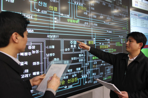 <YONHAP PHOTO-1517> 이상한파에 전력 수급 '초비상' (서울=연합뉴스) 임헌정 기자 = 연일 계속되는 한파로 난방수요가 급증하면서 전력 공급 부족사태가 우려된다. 12일 오후 서울 강남구 삼성동 전력거래소 중앙급전소에서 직원들이 전력현황판을 살펴보고 있다. 2011.1.12 kane@yna.co.kr/2011-01-12 16:07:18/ <저작권자 ⓒ 1980-2011 ㈜연합뉴스. 무단 전재 재배포 금지.>
Workers at Korea Power Exchange in southern Seoul look at the distribution board.  Yonhap News