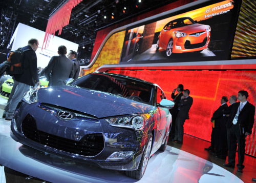 <YONHAP PHOTO-1978> (110111) -- DETROIT, Jan. 11, 2011 (Xinhua) -- The new Hyundai Veloster is unveiled at the 2011 North America International Auto Show (NAIAS) in Detroit, the United States, on Jan. 10, 2011. The 2011 North America International Auto Show (NAIAS) kicked off on Monday at Cobo center in Detroit, with more than 40 global top-notch auto brands showcasing their latest products and technology. (Xinhua/Zhang Jun) (lr)/2011-01-11 16:00:01/ <저작권자 ⓒ 1980-2011 ㈜연합뉴스. 무단 전재 재배포 금지.>
The new Hyundai Veloster is unveiled at the North America International Auto Show in Detroit on Jan. 10.  Xinhua-Yonhap News