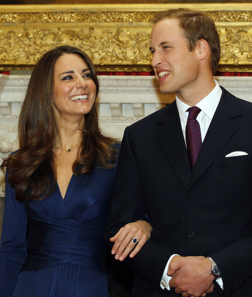 <YONHAP PHOTO-1944> FILE - In this Nov. 16, 2010 file photo, Britain's Prince William and his fiancee Kate Middleton pose for the media at St. James's Palace in London, after they announced their engagement. Palace officials have announced Wednesday Jan. 5, 2011 will preside at the April 29 wedding of Prince Charles and Kate Middleton. (AP Photo/Kirsty Wigglesworth)/2011-01-05 21:49:46/ <저작권자 ⓒ 1980-2011 ㈜연합뉴스. 무단 전재 재배포 금지.>
Britain’s Prince William and his fiance Kate Middleton at St. James’s Palace in London after announcing their engagement in November 2010.  AP-Yonhap News