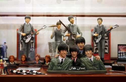 <YONHAP PHOTO-0045> In this photo taken Jan. 13, 2011, figures depicting The Beatles are exhibited at The Cavern club and new Beatles Museum in Buenos Aires, Argentina. The museum is the product of the particular "Beatlemania" obsession of Rodolfo Vazquez, a 53-year-old accountant who became a fan at the age of 10 when he got their "Rubber Soul" record. (AP Photo/Eduardo Di Baia)/2011-01-17 00:54:50/ <저작권자 ⓒ 1980-2011 ㈜연합뉴스. 무단 전재 재배포 금지.>
Figures depicting The Beatles are exhibited at The Cavern club and new Beatles Museum in Buenos Aires on Jan. 13.  AP-Yonhap News