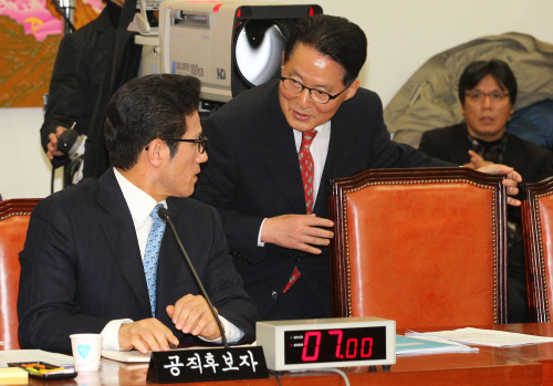 MINISTERIAL MEETING — Culture Minister-nominee Choung Byoung-gug (seated) talks with Rep. Park Jie-won, floor leader of the main
opposition Democratic Party, during a parliamentary confirmation hearing Monday. Park served as culture minister under the administration
of the late President Kim Dae-jung. Yonhap News