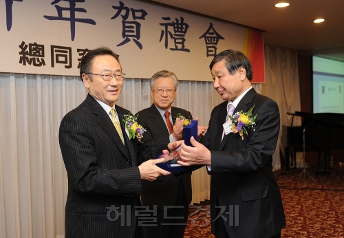 사공일<왼쪽> 한국무역협회 회장은 17일 서울 세종문화회관에서 서울대 상과대학 총동창회가 주관하는 상대를 빛낸 ‘빛내자상’을 수상했다. 사공 회장은 G20 서울 정상회의의 성공적 개최를 통해 우리나라의 위상을 높이고 코리아 프리미엄의 전기를 마련한 공로로 올해의 ‘빛내자상’ 수상자로 선정됐다. 이날 시상식에서는 사공 회장 외에 이석채 KT 회장, 지창수 한국알콜산업 회장 등도 ‘빛내자상’을 수상했다.
사공일<왼쪽> 한국무역협회 회장은 17일 서울 세종문화회관에서 서울대 상과대학 총동창회가 주관하는 상대를 빛낸 ‘빛내자상’을 수상했다. 사공 회장은 G20 서울 정상회의의 성공적 개최를 통해 우리나라의 위상을 높이고 코리아 프리미엄의 전기를 마련한 공로로 올해의 ‘빛내자상’ 수상자로 선정됐다. 이날 시상식에서는 사공 회장 외에 이석채 KT 회장, 지창수 한국알콜산업 회장 등도 ‘빛내자상’을 수상했다.