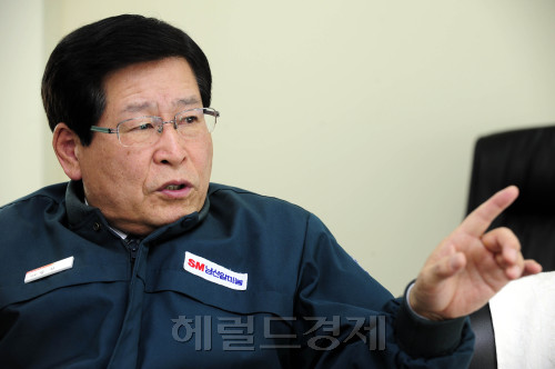 남선알미늄CEO.박해묵 기자/mook@heraldm.com
남선알미늄CEO.박해묵 기자/mook@heraldm.com
남선알미늄CEO.박해묵 기자/mook@heraldm.com