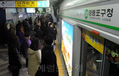 18일 오전 2호선영등포구청역에서 출근시간대인 오전 7시부터 약 두시간가량 호빵맨토토운행이 중단되어 많은 시민들이 출근길 불편을 겪고 있다. <br  alt=