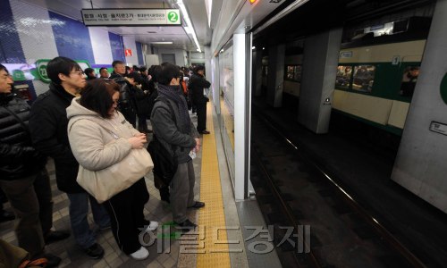 18일 오전 2호선영등포구청역에서 출근시간대인 오전 7시부터 약 두시간가량 지하철운행이 중단되어 많은 시민들이 출근길 불편을 겪고 있다. 한 지하철승객이 스크린도어에 기대어 지하철을 기다리고 있다.<br />이상섭기자/babtong@heraldm.com 2011.01.18
18일 오전 2호선영등포구청역에서 출근시간대인 오전 7시부터 약 두시간가량 지하철운행이 중단되어 많은 시민들이 출근길 불편을 겪고 있다. 한 지하철승객이 스크린도어에 기대어 지하철을 기다리고 있다.
이상섭기자/babtong@heraldm.com 2011.01.18