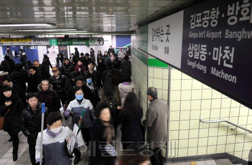 18일 오전 2호선영등포구청역에서 출근시간대인 오전 7시부터 약 두시간가량 지하철운행이 중단되어 많은 시민들이 출근길 불편을 겪고 있다. 많은 지하철 이용객들이 5호선으로 환승을 하고 있다.<br />이상섭기자/babtong@heraldm.com 2011.01.18
18일 오전 2호선영등포구청역에서 출근시간대인 오전 7시부터 약 두시간가량 지하철운행이 중단되어 많은 시민들이 출근길 불편을 겪고 있다. 많은 지하철 이용객들이 5호선으로 환승을 하고 있다.
이상섭기자/babtong@heraldm.com 2011.01.18