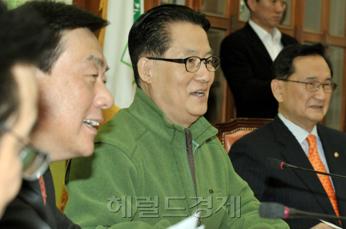 민주당 박지원 원내대표가 18일 오전 국회에서 열린 원내대책회의에서 모두발언을 하고 있다.양동출dcyang@heraldm.com/110118/
민주당 박지원 원내대표가 18일 오전 국회에서 열린 원내대책회의에서 모두발언을 하고 있다.양동출dcyang@heraldm.com/110118/
민주당 박지원 원내대표가 18일 오전 국회에서 열린 원내대책회의에서 모두발언을 하고 있다.양동출dcyang@heraldm.com/110118/