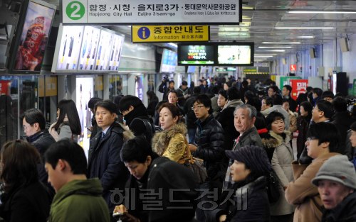 18일 오전 2호선영등포구청역에서 출근시간대인 오전 7시부터 약 두시간가량 지하철운행이 중단되어 많은 시민들이 출근길 불편을 겪고 있다. <br />이상섭기자/babtong@heraldm.com 2011.01.18
18일 오전 2호선영등포구청역에서 출근시간대인 오전 7시부터 약 두시간가량 지하철운행이 중단되어 많은 시민들이 출근길 불편을 겪고 있다.
이상섭기자/babtong@heraldm.com 2011.01.18
18일 오전 6시50분께 서울 지하철 2호선 영등포구청역에서 전동차의 집전장치가 강추위로 얼어붙으며 지하철이 2시간 가까이 운행을 못하면서 출근시간 시민들이 큰 불편을 겪었다.  이상섭 기자/babtong@heraldm.com