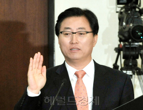 최중경 지식경제부 장관 후보자가 18일 국회 지식경제위원회에서 열린 인사청문회에 앞서 공직후보자선서를  하고 있다.양동출dcyang@heraldm.com/110118/
최중경 지식경제부 장관 후보자가 18일 국회 지식경제위원회에서 열린 인사청문회에 앞서 공직후보자선서를  하고 있다.양동출dcyang@heraldm.com/110118/
최중경 지식경제부 장관 후보자가 18일 국회 지식경제위원회에서 열린 인사청문회에 앞서 공직후보자선서를  하고 있다.양동출dcyang@heraldm.com/110118/