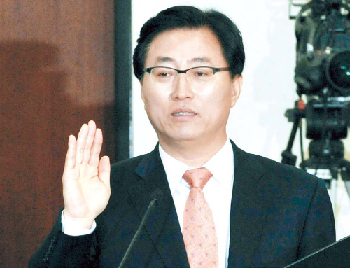 최중경 지식경제부 장관 후보자가 18일 국회 지식경제위원회에서 열린 인사청문회에 앞서 공직후보자 선서를 하고 있다. 양동출 기자/dcyang@heraldm.com