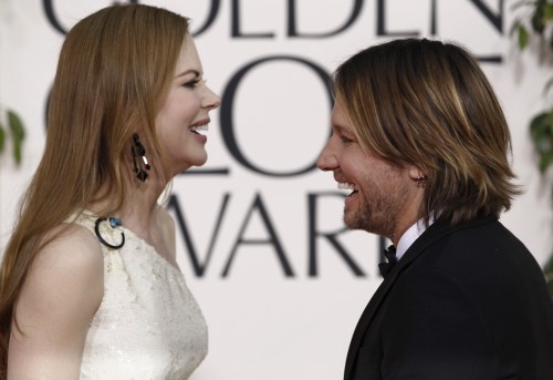 Nicole Kidman arrives with her husband Keith Urban for the Golden Globe Awards Sunday, Jan. 16, 2011, in Beverly Hills, Calif. (AP-Yonhap News0
