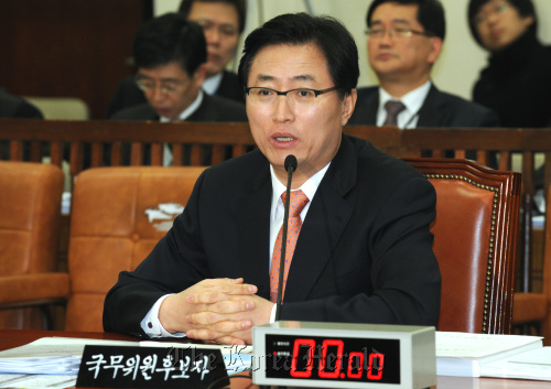 최중경 지식경제부 장관 후보자가 18일 국회 지식경제위원회에서 열린 인사청문회에서 의원들의 질의에 답변을 하고 있다.양동출dcyang@heraldm.com/110118/
Knowledge economy minister-nominee Choi Joong-kyung answers lawmakers’ questions at a parliamentary confirmation hearing Tuesday. Yang Dong-chul/The Korea Herald
