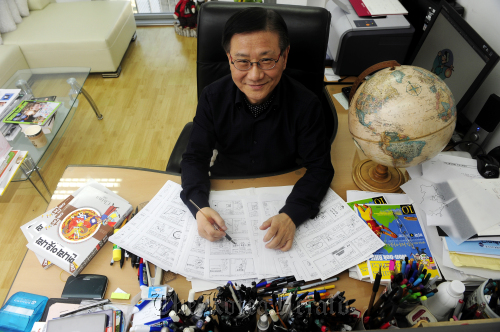 만화가 이원복. 박해묵 기자/mook@heraldm.com
Prof. Rhie Won-bok works on his “China” series comic strip for a newspaper in his workroom. Park Hae-mook / The Korea Herald
