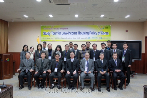 Moom Nam-soo (front, center), director of Environment Policy bureau in Gangwon Province, and Kim Kwi-gon (front, second from right), director of International Urban Training Center, pose with Vietnamese officials touring Korea to study the country’s low-income housing policy.  Gangwon Province