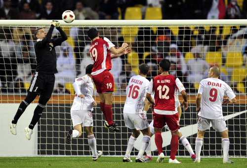 <YONHAP PHOTO-0201> (110117) -- DOHA, Jan. 17, 2011 (Xinhua) -- Goalkeeper Amer Shafi (1st L) of Jordan saves the ball during the Asian Cup group B soccer match between Jordan and Syria in Doha, capital of Qatar, Jan. 17, 2011. Jordan won 2-1. (Xinhua/Tao Xiyi)/2011-01-18 01:40:30/ <저작권자 ⓒ 1980-2011 ㈜연합뉴스. 무단 전재 재배포 금지.>
Jordan goalkeeper Amer Shafi (left) saves a shot against Syria.  Xinhua-Yonhap News