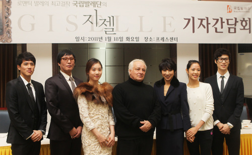 <YONHAP PHOTO-1148> 국립발레단의 '지젤' 기자간담회 (서울=연합뉴스) 홍기원 기자 = 18일 오전 서울 중구 태평로1가 프레스센터에서 열린 국립발레단의 '지젤(Giselle)' 기자간담회에서 참석자들이 기념촬영을 하고 있다. 왼쪽부터, 배민순, 문병남 부예술감독, 고혜주, 최태지 예술감독, 파트리스 바르 안무가, 이은원, 김윤식. 이번 공연은 오는 2월 24일부터 27일까지 예술의전당 오페라극장에서 열린다. 2011.1.18 xanadu@yna.co.kr/2011-01-18 14:08:23/ <저작권자 ⓒ 1980-2011 ㈜연합뉴스. 무단 전재 재배포 금지.>
(From left) Ko Hye-joo who will perform the role of Myrtha, first ballet master and associate director of dance at the Paris Opera Ballet Patrice Bart, artistic director of the Korea National Ballet Company Choi Tae-ji, and Lee Eun-won in the role of Giselle pose for photographers during a press conference in Seoul on Tuesday. Yonhap News