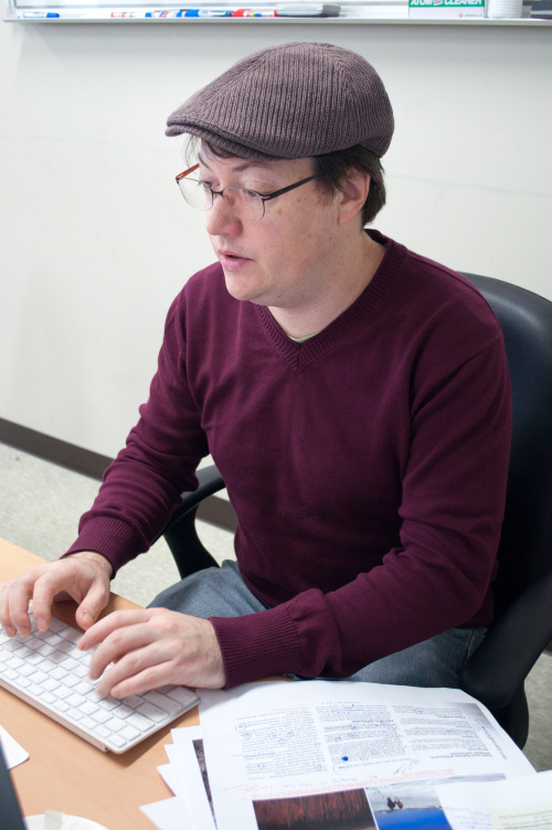 Todd Thacker, managing editor of the
Jeju Weekly, works on the layout of the
island province’s only English-language
newspaper. (Jeju Weekly)