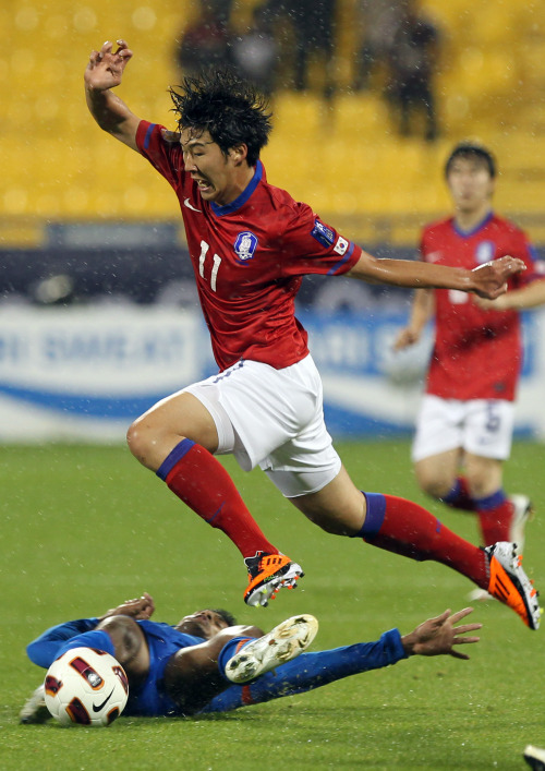 <YONHAP PHOTO-0103> 날아라 손흥민 (도하<카타르>=연합뉴스) 김주성 기자 = 손흥민이 18일 오후(한국시간) 카타르 도하 알 가라파 스타디움에서 열린 아시안컵 C조 최종전 한국 대 인도 경기에서 인도 공격수 나비의 태클을 피해 돌파하고 있다. 2011.1.19 utzza@yna.co.kr/2011-01-19 01:32:39/ <저작권자 ⓒ 1980-2011 ㈜연합뉴스. 무단 전재 재배포 금지.>