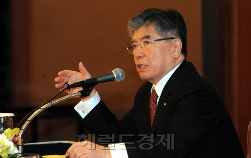 19일 오전 소공동 롯데호텔에서 한국금융연구원 주최로 김중수 한국은행 총재 초청 금융경영인 조찬강연회가 '글로벌 금융경제 여건 변화와 우리 경제의 과제'라는 주제로 열리고 있다./ 안훈기자 rosedale@ 2011.01.19
19일 오전 소공동 롯데호텔에서 한국금융연구원 주최로 김중수 한국은행 총재 초청 금융경영인 조찬강연회가 '글로벌 금융경제 여건 변화와 우리 경제의 과제'라는 주제로 열리고 있다./ 안훈기자 rosedale@ 2011.01.19
김중수 한국은행 총재는 한국금융연구원 주최로 19일 오전 소공동 롯데호텔에서 열린 금융경영인 조찬강연회에 참석해 “물가 오름세가 상당기간 지속될 것”이라며 “서민과 중산층 생활안정에 정책적 노력을 기울이겠다”고 말했다.  안훈 기자/rosedale@