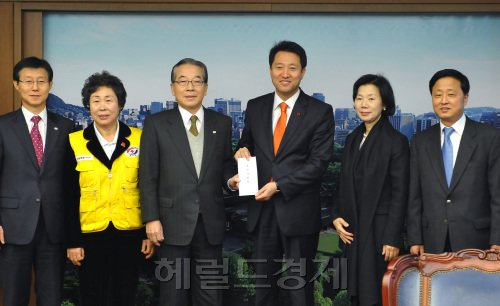 오세훈 서울시장은 18일 오전 시청 본관 간부회의실에서 대한적십자사 서울시지사에 올해 적십자 특별회비를 전달했다. 이날 전달식은 지난 10일부터 다음달 28일까지 올해 적십자회비 모금기간을 맞아, 오 시장이 특별회비를 직접 전달함으로써 시민들의 자발적인 참여 분위기를 조성하기 위해 마련됐다. 올해 대한적십자사 서울지사의 회비 모금 총액은 100억원이며, 모금액은 재해이재민 구호와 독거노인, 소년소녀가장 등에게 쌀과 부식 및 사랑의 도시락 등을 지원하는 데 사용된다. 이날 전달식에는 오 시장을 비롯한 김태준·김교숙 대한적십자사 서울지사 부회장, 이옥규 서울지사 봉사회 서울시협의회장 등이 참석했다.