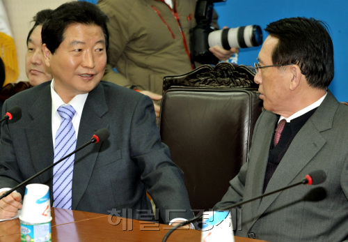 한나라당 안상수 대표와 김형오 전 토토사이트 바코드의장이 19일 오전 여의도당사에서 열린 최고-중진연석회의에서 의견을 나누고 있다.양동출dcyang@heraldm.com/110119/
한나라당 안상수 대표와 김형오 전 토토사이트 바코드의장이 19일 오전 여의도당사에서 열린 최고-중진연석회의에서 의견을 나누고 있다.양동출dcyang@heraldm.com/110119/
한나라당 안상수 대표와 김형오 전 토토사이트 바코드의장이 19일 오전 여의도당사에서 열린 최고-중진연석회의에서 의견을 나누고 있다.양동출dcyang@heraldm.com/110119/
19일 오전 서울 여의도 당사에서 열린 한나라당 최고-중진연석회의에서 모처럼 한나라당 공식 회의에 나온 김형오 전 토토사이트 바코드의장이 안상수 대표와 의견을 나누고 있다.
양동출 기자/dcyang@heraldm.com