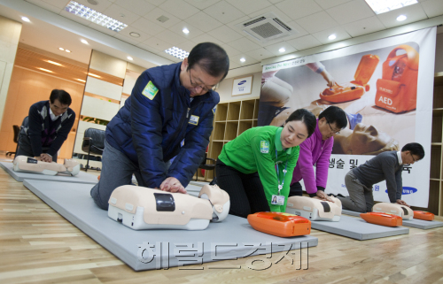 첨단 보안기업 에스원의 서준희<왼쪽> 사장이 18일 에스원 본사에서 주요 임원 25명이 참여한 가운데 열린 심폐소생술 및 자동심장제세동기(AED) 교육에서 직접 심폐소생술 시범을 보이고 있다. 에스원은 지난해 9월 임직원 대상 심폐소생술 및 AED 교육을 시작한 이래 5개월 만에 사장 및 임원을 포함한 4500명 전 임직원이 교육을 받아 대한심폐소생협회에서 제공하는 ‘CPR 교육 이수증’을 받게 됐다.