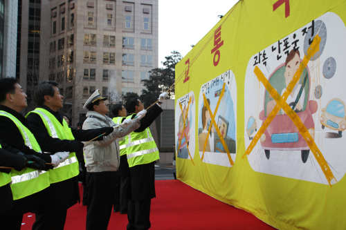 손해보험업계는 19일 오전 청계광장과 세종로 사거리에서 문재우 손해보험협회 회장 등 손보사 사장단 및 업계 임직원 300여명이 참여한 가운데 ’교통악습 뿌리뽑자’는 구호로 대규모 교통안전 캠페인에 나섰다.  [사진제공=손해보험협회]
