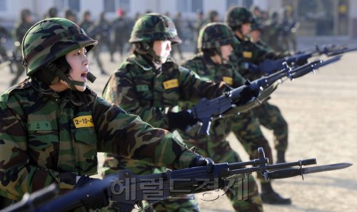 19일 오전 경기도 성남의 학생중앙군사학교에서 혹한의 날씨에도 불구하고 女 ROTC 후보생들이 男 ROTC 후보생들과 함께 통합훈련을 받으며 총검술 훈련에 매진하고 있다. 박해묵 기자/mook@heraldm.com
19일 오전 경기도 성남의 학생중앙군사학교에서 혹한의 날씨에도 불구하고 女 ROTC 후보생들이 男 ROTC 후보생들과 함께 통합훈련을 받으며 총검술 훈련에 매진하고 있다. 박해묵 기자/mook@heraldm.com
지난해 말 처음 선발된 여성 ROTC 후보생들이 19일 오전 경기도 성남의 학생중앙군사학교에서 혹한의 날씨에도 남성 ROTC 후보생들과 함께하는 통합 훈련에서 고함을 치며 총검술을 훈련하고 있다. 박해묵 기자/mook@heraldm.com