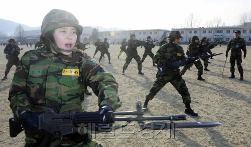 19일 오전 경기도 성남의 학생중앙군사학교에서 혹한의 날씨에도 불구하고 女 ROTC 후보생들이 男 ROTC 후보생들과 함께 통합훈련을 받으며 총검술 훈련에 매진하고 있다. 박해묵 기자/mook@heraldm.com
19일 오전 경기도 성남의 학생중앙군사학교에서 혹한의 날씨에도 불구하고 女 ROTC 후보생들이 男 ROTC 후보생들과 함께 통합훈련을 받으며 총검술 훈련에 매진하고 있다. 박해묵 기자/mook@heraldm.com