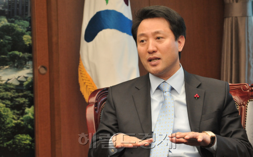 무상급식에 반대하는 오세훈 시장은 “공짜라는 달콤한 미명 뒤에 숨겨진 망국적 포퓰리즘의 진실을 밝히기 위해 투쟁하고 있다”면서 정치적 해석을 경계했다. 정희조 기자/checho@