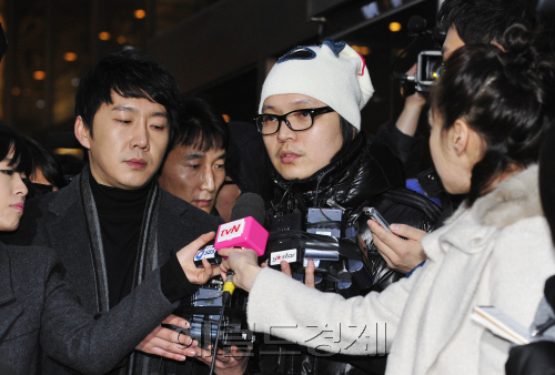해외 원정도박으로 도피생활을 해오던 방송인 신정환씨가 오전 11시경 김포공항을 통해 귀국한 후 서울지방경찰청에 들어서 기자들의 질문에 답변을 하고 있다.<br />안훈기자/rosedale@heraldm.com 2011.01.19
해외 원정도박으로 도피생활을 해오던 방송인 신정환씨가 오전 11시경 김포공항을 통해 귀국한 후 서울지방경찰청에 들어서 기자들의 질문에 답변을 하고 있다.
안훈기자/rosedale@heraldm.com 2011.01.19