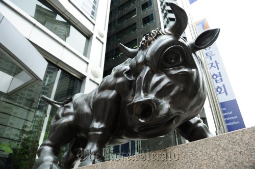 여의도 증권가 황소. 박해묵 기자 mook@/2009.11.10
A bull statue stands at the Korea Exchange main office in Seoul. Kim Myung-sub/The Korea Herald