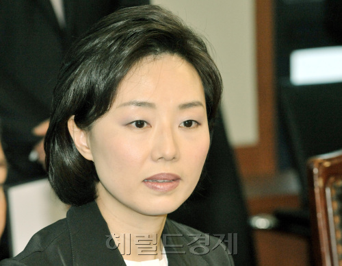 신임 한나라당 대변인으로 임명된 조윤선 전 시티은행 부행장.양동출dcyang@heraldm.com/080317/
신임 한나라당 대변인으로 임명된 조윤선 전 시티은행 부행장.양동출dcyang@heraldm.com/080317/
신임 한나라당 대변인으로 임명된 조윤선 전 시티은행 부행장.양동출dcyang@heraldm.com/080317/