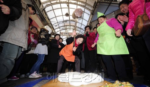 설을 보름여 앞 둔 19일 오후 서울 강서구의 한 전통시장에서 떡매치기를 재현하는 행사를 벌여 시장을 찾은 시민들의 눈길을 끌고 있다. 박해묵 기자/mook@heraldm.com
설을 보름여 앞 둔 19일 오후 서울 강서구의 한 전통시장에서 떡매치기를 재현하는 행사를 벌여 시장을 찾은 시민들의 눈길을 끌고 있다. 박해묵 기자/mook@heraldm.com
설을 보름여 앞 둔 19일 오후 서울 강서구의 한 전통시장에서 떡매치기를 재현하는 행사를 벌여 시장을 찾은 시민들의 눈길을 끌고 있다. 박해묵 기자/mook@heraldm.com