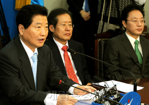 한나라당 안상수 대표가  20일 오전 여의도당사에서 열린 최고위원회의에서 모두발언을 하고 있다.양동출dcyang@heraldm.com/110120/
한나라당 안상수 대표가  20일 오전 여의도당사에서 열린 최고위원회의에서 모두발언을 하고 있다.양동출dcyang@heraldm.com/110120/
한나라당 안상수 대표가  20일 오전 여의도당사에서 열린 최고위원회의에서 모두발언을 하고 있다.양동출dcyang@heraldm.com/110120/