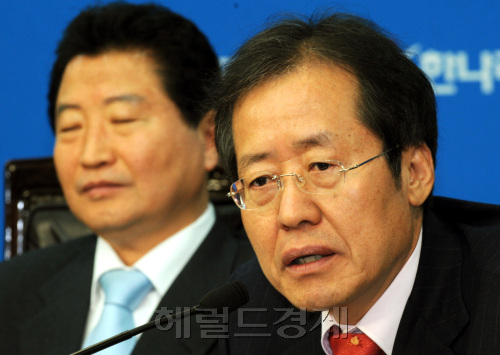 한나라당 홍준표 최고위원이  20일 오전 여의도당사에서 열린 최고위원회의에서 모두발언을 하고 있다.양동출dcyang@heraldm.com/110120/
한나라당 홍준표 최고위원이  20일 오전 여의도당사에서 열린 최고위원회의에서 모두발언을 하고 있다.양동출dcyang@heraldm.com/110120/
한나라당 홍준표 최고위원이 20일 오전 여의도 당사에서 열린 최고위원회의에서 개헌 관련 발언을 하자 안상수 대표가 착잡한 표정을 짓고 있다. 홍 최고위원은 이 자리에서  “(개헌은 국민적 열망이 있어야 가능한데) 지금 이 시점에서 개헌이 국민적 열망인가”라고 묻고 “저는 부정적으로 본다”며 회의론을 제기했다. 양동출 기자/dcyang@