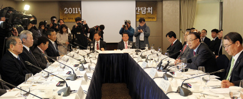 <YONHAP PHOTO-0916> 광고업계 CEO 간담회 (서울=연합뉴스) 이지은 기자 = 방송통신위윈회가 19일 오전 서울 중구 소공동 롯데호텔에서 광고업계 CEO 오찬 간담회를 하고 있다. 2011.1.19 jieunlee@yna.co.kr/2011-01-19 14:27:30/ <저작권자 ⓒ 1980-2011 ㈜연합뉴스. 무단 전재 재배포 금지.>
<YONHAP PHOTO-0916> 광고업계 CEO 간담회 (서울=연합뉴스) 이지은 기자 = 방송통신위윈회가 19일 오전 서울 중구 소공동 롯데호텔에서 광고업계 CEO 오찬 간담회를 하고 있다. 2011.1.19 jieunlee@yna.co.kr/2011-01-19 14:27:30/ <저작권자 ⓒ 1980-2011 ㈜연합뉴스. 무단 전재 재배포 금지.>
‘광고업계 CEO 오찬 간담회’가 방송통신위원회 주최로 19일 서울 소공동 롯데호텔에서 열렸다. 이날 간담회에는 김낙회 한국광고업협회장, 양휘부 KOBACO 사장, 최시중 위원장, 김인규 한국방송협회장 등이 참석했다.