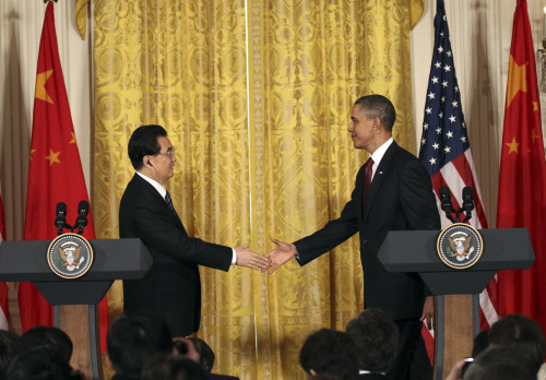 Chinese President Hu Jintao(L) shakes hands with U.S. President Barack Obama at a joint press conference at the White House in Washington, the United States, Jan. 19, 2011. (Xinhua-Yonhap News)