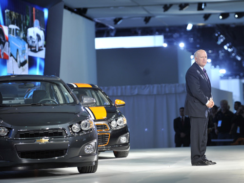 Dan Akerson, Chief Executive of General Motors Co. (GM), unveils the Chevrolet Sonic at the 2011 North America International Auto Show (NAIAS) in Detroit, the United States, on Jan. 10, 2011. (Xinhua-Yonhap News)