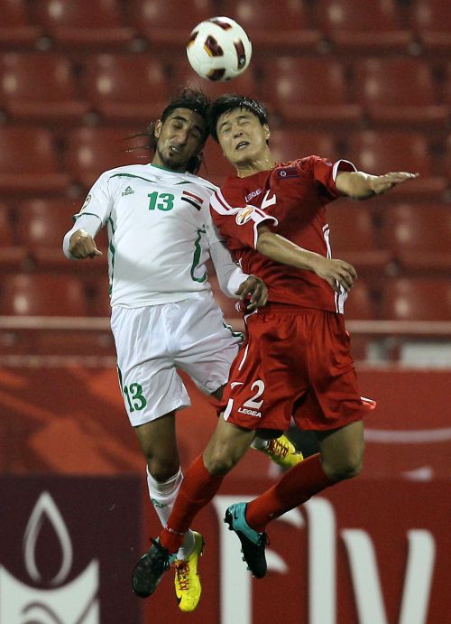 <YONHAP PHOTO-0744> North Korea's defender Cha Jong-Hyok (R) challenges Iraq's midfielder Karrar Jassim during their 2011 Asian Cup group D football match at Al-Rayyan Stadium in the Qatari capital Doha on January 19, 2011. AFP PHOTO / KARIM JAAFAR /2011-01-20 05:56:39/ <저작권자 ⓒ 1980-2011 ㈜연합뉴스. 무단 전재 재배포 금지.>
North Korea’s Cha Jong-hyok (right) and Iraq’s Karrar Jassim challenge for the ball.  AFP-Yonhap News