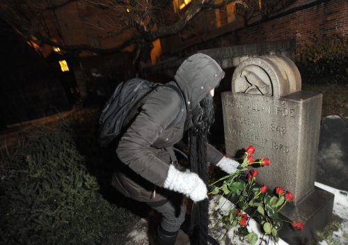 <YONHAP PHOTO-1808> Edgar Allan Poe fan Cynthia Pelayo of Chicago lays roses near the author's original burial place Wednesday, Jan. 19, 2011 at Westminster Church and Cemetary in Baltimore. A mysterious visitor, who has annually left roses and cognac there in the early hours of Jan. 19, Poe's birthday, was a no-show for the second consecutive year. (AP Photo/Steve Ruark)/2011-01-19 19:43:34/ <저작권자 ⓒ 1980-2011 ㈜연합뉴스. 무단 전재 재배포 금지.>
Edgar Allan Poe fan Cynthia Pelayo of Chicago lays roses near the author’s original burial place Wednesday at Westminster Church and Cemetery in Baltimore. AP-Yonhap News
Edgar Allan Poe fan Cynthia Pelayo of Chicago lays roses near the author’s original burial place Wednesday at Westminster Church and Cemetery in Baltimore. AP-Yonhap News