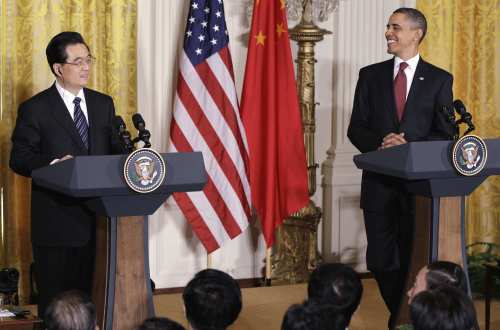 <YONHAP PHOTO-0438> President Barack Obama and China's President Hu Jintao take part in a joint news conference, Wednesday, Jan. 19, 201, in the East Room of the White House in Washington. (AP Photo/Charles Dharapak)/2011-01-20 05:14:38/ <저작권자 ⓒ 1980-2011 ㈜연합뉴스. 무단 전재 재배포 금지.>
U.S. President Barack Obama (right) and China’s President Hu Jintao take part in a joint news conference in the East Room of the White House in Washington on Wednesday.    AP-Yonhap News