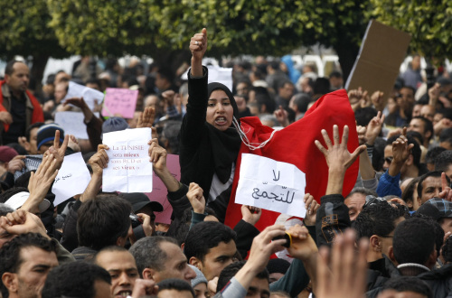 <YONHAP PHOTO-0286> Protestors shout slogans during a demonstration in the center of Tunis, Wednesday, Jan. 19. 2011. Protesters sang nationalist songs and held up signs with "RCD Out!", referring to Ben Ali's former ruling party, as they rallied on central Avenue Bourguiba. posters read " RCD, No", and "Tunisia will be better without RCD and its elders" (AP Photo/Christophe Ena)/2011-01-20 01:10:07/ <저작권자 ⓒ 1980-2011 ㈜연합뉴스. 무단 전재 재배포 금지.>
Protestors shout slogans during a demonstration in the center of Tunis, Wednesday.  AP-Yonhap News