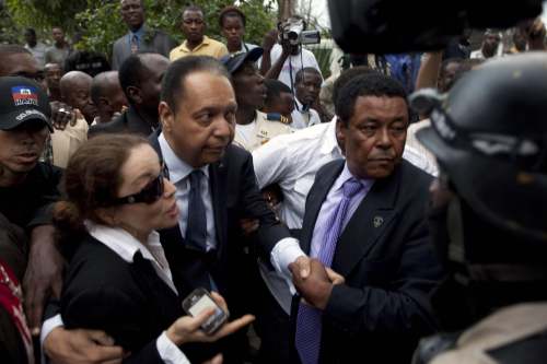<YONHAP PHOTO-0502> ADDS IDENTITY OF MAN AT RIGHT - Haiti's former dictator Jean-Claude Duvalier, center left, and his longtime companion Veronique Roy leave court as Louis-Jodel Chamblain, right, leads Duvalier by the arm in Port-au-Prince, Haiti, Tuesday Jan. 18, 2011. A judge will decide whether Duvalier will be tried on charges that include corruption and embezzlement for allegedly pilfering the treasury before his 1986 ouster, a lawyer for the ex-strongman said Tuesday. Chamblain is a former leader of the armed uprising that ousted President Jean-Bertrand Aristide in February 2004. (AP Photo/Ramon Espinosa)/2011-01-20 05:26:42/ <저작권자 ⓒ 1980-2011 ㈜연합뉴스. 무단 전재 재배포 금지.>
Haiti’s former dictator Jean-Claude Duvalier (center left) and his longtime companion Veronique Roy leave court as Louis-Jodel Chamblain, right, leads Duvalier by the arm in Port-au-Prince, Tuesday.  AP-Yonhap News