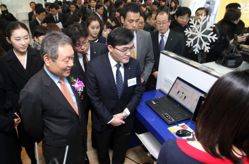 <YONHAP PHOTO-1351> 신개념 대학생 전용 은행 KB락스타존 (서울=연합뉴스) 임헌정 기자 = 국민은행은 20일 오전 서울 용산구 청파동 숙명여대 부근에 대학생 전용 신개념 은행 점포인 `락스타(樂 Star)존'을 개점했다. 이날 열린 개점식에서 어윤대 KB금융지주 회장 등 참석자들이 점포에 설치된 시설물을 살펴보고 있다. 2011.1.20 kane@yna.co.kr/2011-01-20 11:11:05/ <저작권자 ⓒ 1980-2011 ㈜연합뉴스. 무단 전재 재배포 금지.>
KB Financial chairman Euh Yoon-dae (left) visits the first Rock Star Zone in Seoul, the bank’s newly launched branch dedicated to serve university students by offering products targeting young people.  Yonhap News
KB Financial chairman Euh Yoon-dae (left) visits the first Rock Star Zone in Seoul, the bank’s newly launched branch dedicated to serve university students by offering products targeting young people.  Yonhap News