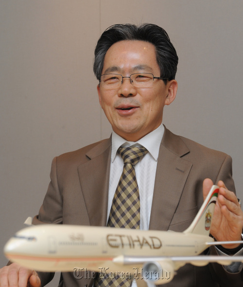 에티하드항공 곽호철 한국지사장<br />이상섭기자/babtong@heraldm.com 2011.01.18
Etihad Airways’ country manager for Korea Kwak Ho-chul
Lee Sang-sub/The Korea Herald
Etihad Airways’ country manager for Korea Kwak Ho-chul
Lee Sang-sub/The Korea Herald