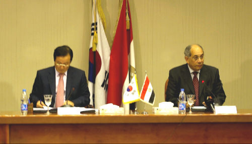 <YONHAP PHOTO-1309> 경제장관회의 합의의사록 서명식 (서울 기획재정부=연합뉴스) 윤증현 기획재정부 장관이 19일(현지시간) 이집트 카이로에서 부트로스 갈리 이집트 재무장관과 양국 경제장관회의를 가진 뒤 합의의사록 서명식을 하고 있다. 2011.1.20 photo@yna.co.kr/2011-01-20 10:45:59/ <저작권자 ⓒ 1980-2011 ㈜연합뉴스. 무단 전재 재배포 금지.>
Finance Minister Yoon Jeung-hyun (left) and his Egyptian counterpart Boutros Ghali sign an agreement on cooperation in oil, nuclear power and other areas after their talks in Cairo Thursday.
Yonhap News
