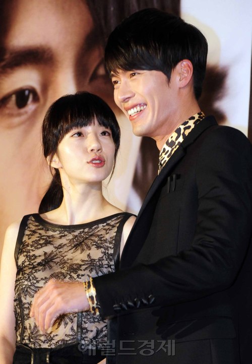 최근 해병대 입대로 관심을 받고 있는 배우 현빈이 20일 오후 서울 동대문 메가박스에서 주연으로 연기한 영화 '사랑한다. 사랑하지 않는다'의 제작발표회에서 포토타임을 가지고 있다. 박해묵 기자/mook@heraldm.com
최근 해병대 입대로 관심을 받고 있는 배우 현빈이 20일 오후 서울 동대문 메가박스에서 주연으로 연기한 영화 '사랑한다. 사랑하지 않는다'의 제작발표회에서 포토타임을 가지고 있다. 박해묵 기자/mook@heraldm.com